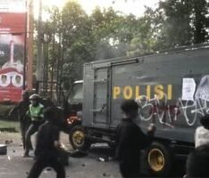 POTRET: massa aksi demonstrasi saat merusak dan membakar mobil samapta Polresta Denpasar di Kantor DPRD Bali di Denpasar, Sabtu 30/8/2025. (DOK. ANTARA/Ni Putu Putri Muliantari)