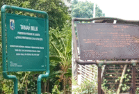 POTRET: (kanan) papan terbaru dan (kiri) plang kepemilikan milik Pemprov DKI Jakarta c.q Dinas Pertamanan dan Hutan Kota yang sudah usang maupun berkarat sehingga menimbulkan kecurigaan warga. (Foto: suararealitas.co)