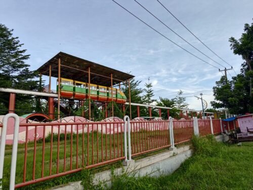 TERLIHAT: salah satu wahana objek wisata yang berada di Kompleks Bojongsari di Indramayu, Jawa Barat kini bagai kota mati dan dibiarkan terbengkalai sejak 2020. (Foto: suararealitas.co/Za).