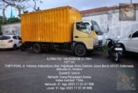 POTRET: salah satu unit Truk Pelangsir BBM Subsidi jenis solar kepergok sedang melakukan pengisian di terminal bahan bakar 34.45.107. (Foto: suararealitas.co).
