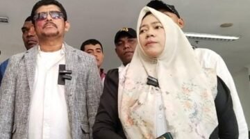 POTRET: (kiri) Ferdinand Matheus Kilikily, SH dan (kanan) Tuti Susilawati, SH., MH., C.Me saat dimintai keterangan suararealitas.co usai persidangan di PN Jakbar. (Foto: suararealitas.co). 