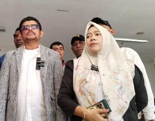 POTRET: (kiri) Ferdinand Matheus Kilikily, SH dan (kanan) Tuti Susilawati, SH., MH., C.Me saat dimintai keterangan suararealitas.co usai persidangan di PN Jakbar. (Foto: suararealitas.co). 