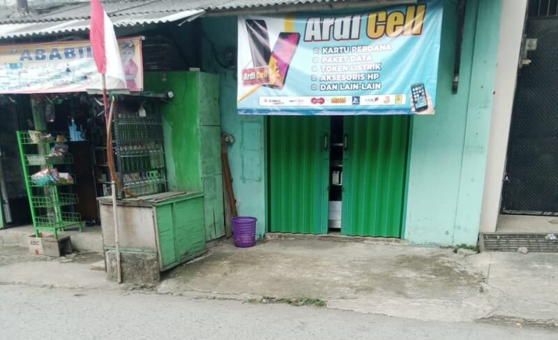 POTRET: salah satu toko yang menjual obat keras terbatas (k) tanpa nomor izin edar (NIE) BPOM di Kabupaten Bekasi, Jawa Barat, dengan leluasa berdiri bebas hambatan, tanpa adanya tindakan dari APH. (Foto: suararealitas.co).