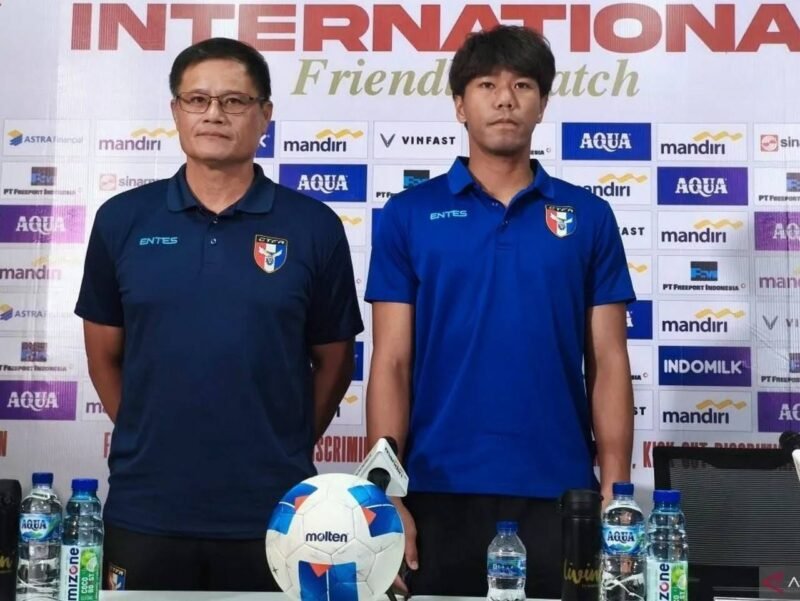 POTRET: Pelatih Taiwan  Che-Ming Huang saat konferensi pers menjelang laga persahabatan melawan skuad Timnas Indonesia. (Foto: Istimewa).