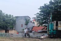 POTRET: proyek pembangunan Gudang Satpol PP Jakarta Utara menuai protes warga sekitar. (Foto: suararealitas.co)