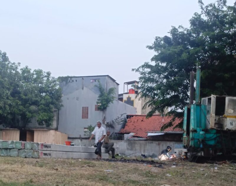 POTRET: proyek pembangunan Gudang Satpol PP Jakarta Utara menuai protes warga sekitar. (Foto: suararealitas.co)