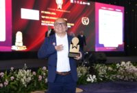 POTRET: Komisaris PT PLN EPI, Nikson Silalahi menerima penghargaan The High Performing Board of Commissioners on GRC 2025. (Foto: Istimewa)