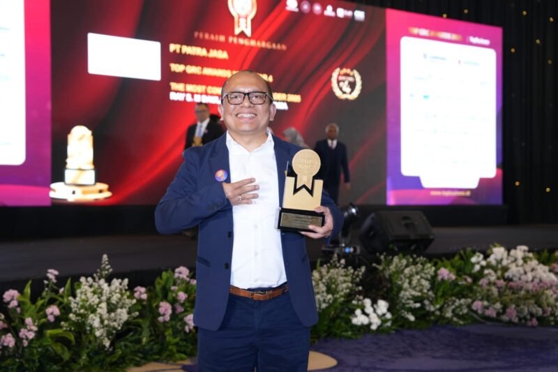 POTRET: Komisaris PT PLN EPI, Nikson Silalahi menerima penghargaan The High Performing Board of Commissioners on GRC 2025. (Foto: Istimewa)