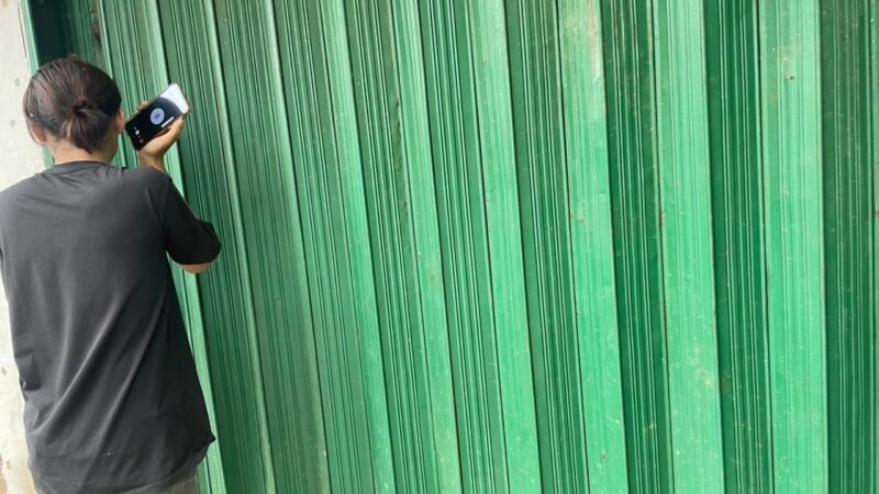 POTRET: toko obat pil koplo tanpa nomor izin edar di Kabupaten Bekasi yang sengaja di tutup oleh penjaga nya lantaran menerima pembelian sistem COD atau 'kucing-kucingan' untuk memuluskan aksinya serta mengelabui aparat penegak hukum. (Foto: suararealitas.co)