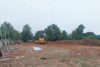 POTRET: lahan proyek pembangunan gedung baru Kejaksaan Negeri Jakarta Utara yang menuai reaksi warga sekitar. (Foto: suararealitas.co)