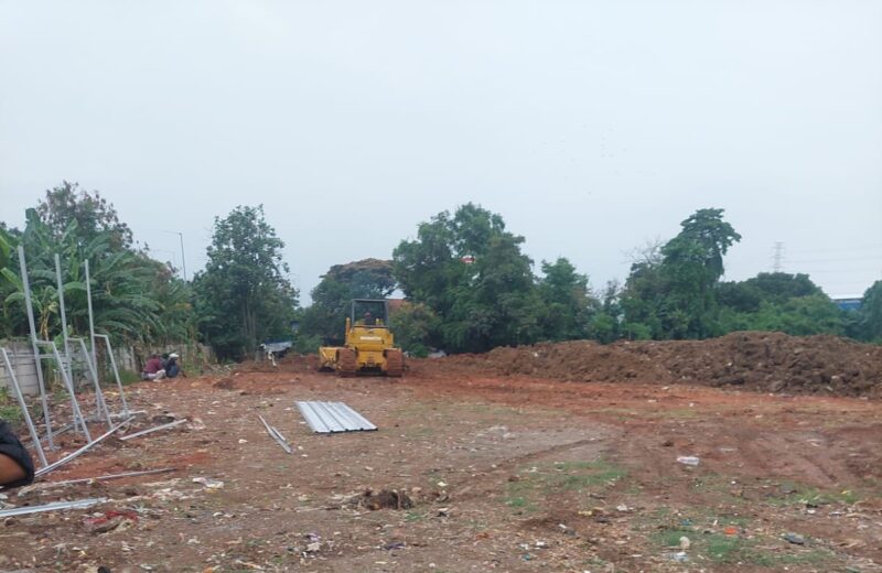 POTRET: lahan proyek pembangunan gedung baru Kejaksaan Negeri Jakarta Utara yang menuai reaksi warga sekitar. (Foto: suararealitas.co)