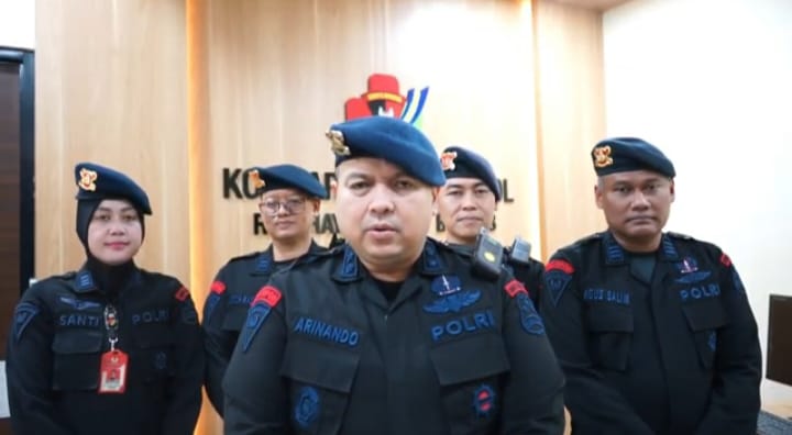 POTRET: Kepala RS Bhayangkara Brimob, AKBP dr. Arinando Pratama, Sp. An-Ti, MARS beserta jajarannya. (Foto: suararealitas.co)