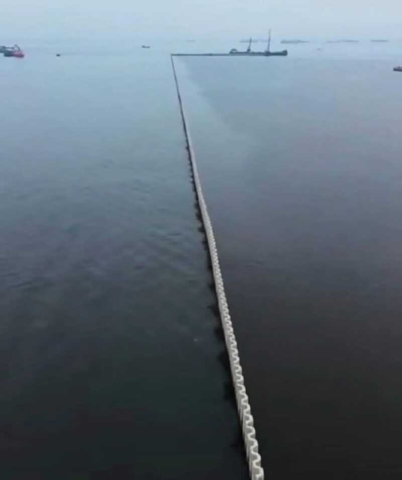 POTRET: pagar beton yang mencekik pesisir Cilincing, Jakarta Utara. (Foto: Istimewa)