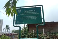 POTRET: papan plang tanah milik Pemprov DKI Jakarta c.q Dinas Pertamanan dan Hutan Kota. (Foto: suararealitas.co)