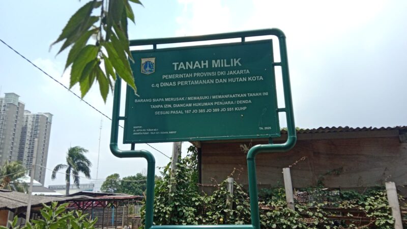 POTRET: papan plang tanah milik Pemprov DKI Jakarta c.q Dinas Pertamanan dan Hutan Kota. (Foto: suararealitas.co)