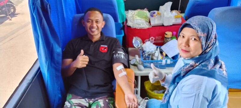 POTRET: antusias seorang warga RW011 Tegal Alur saat mengikuti aksi kemanusian donor darah. (Foto: suararealitas.co)