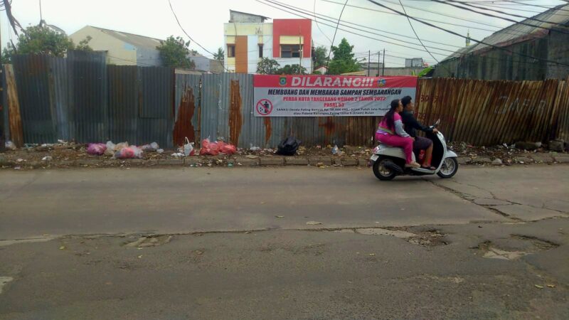 POTRET: jalan akses ke Bandara Soetta kini kondisinya sangat dikeluhkan publik karena berlubang, tambalan, retakan dan bergelombang. (Foto: suararealitas.co)