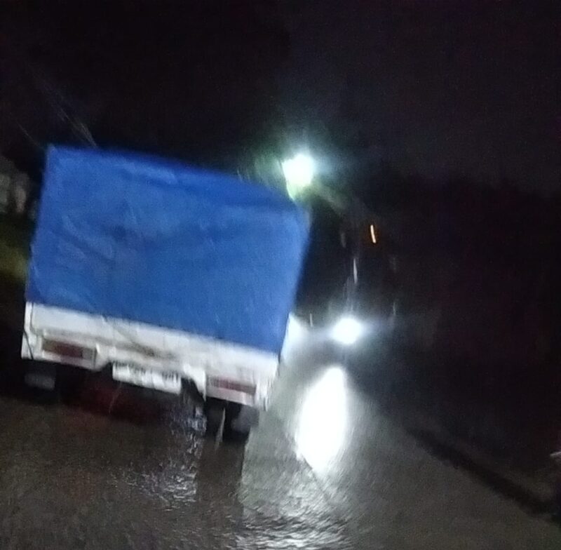 KETAHUAN: mobil pick up yang diselimuti terpal biru sedang membawa gas oplosan saat melintas di Legok, Kabupaten Tangerang. (Foto: suararealitas.co)