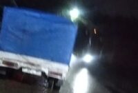 KETAHUAN: mobil pick up yang diselimuti terpal biru sedang membawa gas oplosan saat melintas di Legok, Kabupaten Tangerang. (Foto: suararealitas.co)