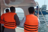 POTRET: Polres Kepulauan Seribu saat bertindak cepat menangani kontainer jatuh di laut. (Foto: Istimewa)