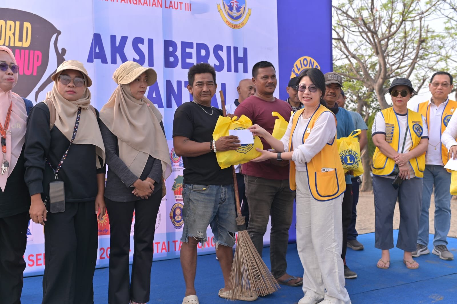 World Clean Up Day 2025: Lions & Leo Club Distrik 307 B1 Gerakkan Ratusan Relawan Bersihkan Pantai Tanjung Pasir