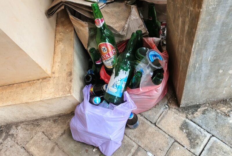 KETAHUAN: botol minuman keras bekas memabukkan berserakan di Kantor Desa Rajekwesi. (Foto: suararealitas.co)