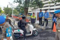 POTRET: Pemkot Jakbar saat lakukan penekanan kedisiplinan pegawai dalam penggunaan transportasi umum. (Foto: Istimewa).