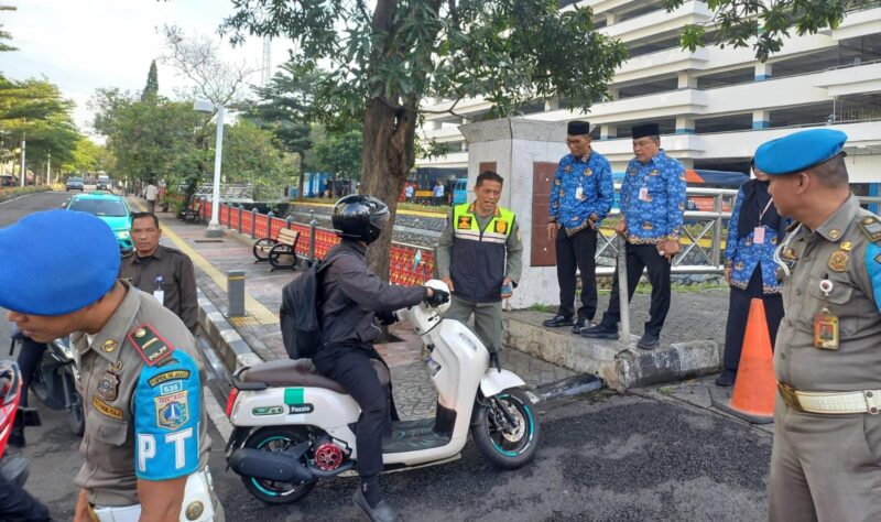 POTRET: Pemkot Jakbar saat lakukan penekanan kedisiplinan pegawai dalam penggunaan transportasi umum. (Foto: Istimewa).