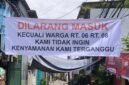 POTRET: spanduk dilarang masuk kecuali warga terbentang di depan gang kediaman rumah Ahmad Sahroni. (Foto: Ruhan/SuaraRealitas.co)