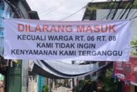 POTRET: spanduk dilarang masuk kecuali warga terbentang di depan gang kediaman rumah Ahmad Sahroni. (Foto: Ruhan/SuaraRealitas.co)