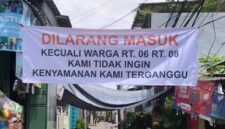 POTRET: spanduk dilarang masuk kecuali warga terbentang di depan gang kediaman rumah Ahmad Sahroni. (Foto: Ruhan/SuaraRealitas.co)