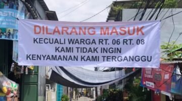 POTRET: spanduk dilarang masuk kecuali warga terbentang di depan gang kediaman rumah Ahmad Sahroni. (Foto: Ruhan/SuaraRealitas.co)