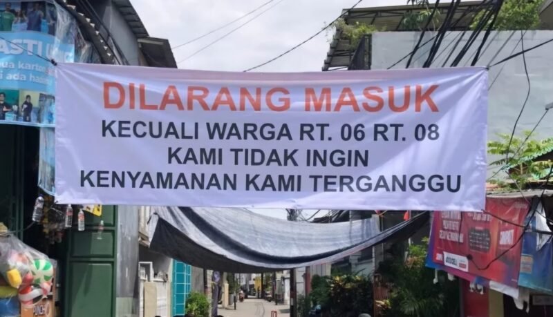 POTRET: spanduk dilarang masuk kecuali warga terbentang di depan gang kediaman rumah Ahmad Sahroni. (Foto: Ruhan/SuaraRealitas.co)