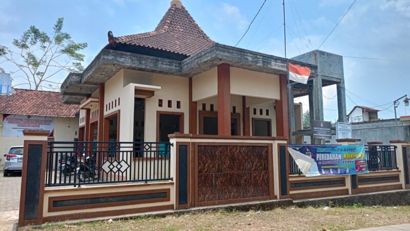 POTRET: Balai Desa Rajekwesi di Kecamatan Mayong, Kabupaten Jepara, Jawa Tengah. (Foto: Ekslusif suararealitas.co)
