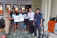 POTRET: BRI Branch Office Hayam Wuruk bersama YBM Brilian Regional Office Banten (Regional 08, Jakarta 3) menyalurkan bantuan kepada penyintas bencana kebarakan di Tangki, Taman Sari, Jakarta Barat, pada Senin (29/9/2025) kemarin. (Foto: Istimewa)