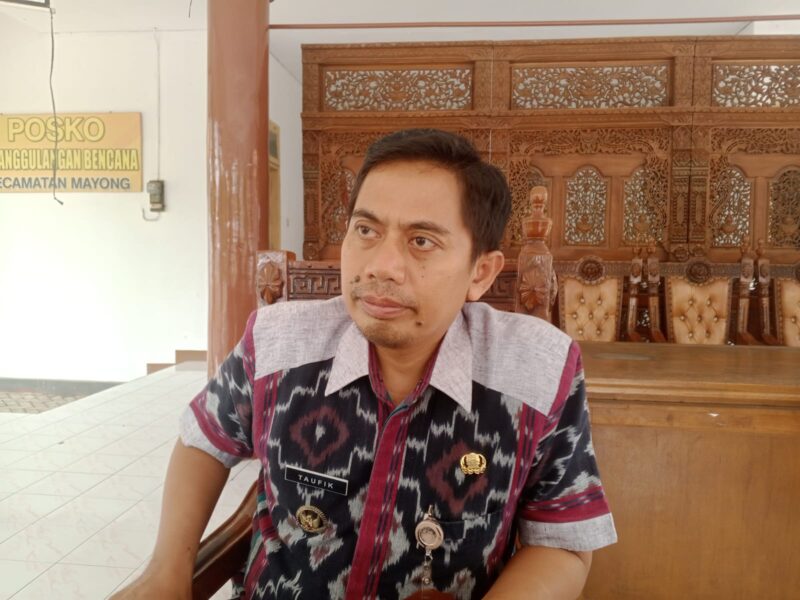 POTRET: Camat Mayong, Muh Taufik, S.STP, MM saat menanggapi viralnya konten unggahan suararealitas.co. (Foto: suararealitas.co)