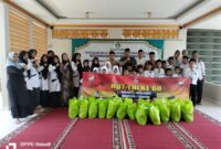 Komandan Koramil 11/Pasar Kemis, Kodim 0510/Trs Mayor Arm Sidik Abriyata memberikan bantuan sembako kepada yatim di Yayasan Bahtera Bakti Insan Mulia. Sabtu (04/10/2025)