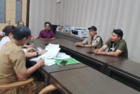 POTRET: Kasi Pengawasan Dinas Lingkungan Hidup Kabupaten Kutai Timur, Zainudin merespon cepat aduan warga Desa Tepian Langsat soal perkebunan kelapa sawit yang terdampak limbah maupun pembuatan jalan houling dari perusahaan di wilayahnya. (Foto: suararealitas.co)