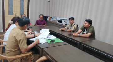 POTRET: Kasi Pengawasan Dinas Lingkungan Hidup Kabupaten Kutai Timur, Zainudin merespon cepat aduan warga Desa Tepian Langsat soal perkebunan kelapa sawit yang terdampak limbah maupun pembuatan jalan houling dari perusahaan di wilayahnya. (Foto: suararealitas.co)