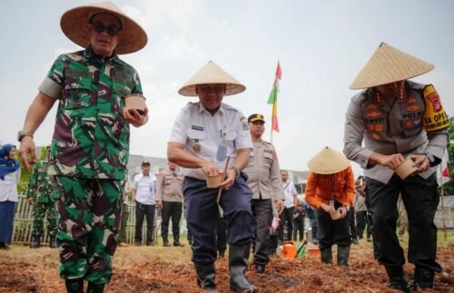 Dukung Ketahanan Pangan Nasional, Wali Kota Jakbar Gandeng Forkopimko Tanam Jagung di Urban Farming Semanan