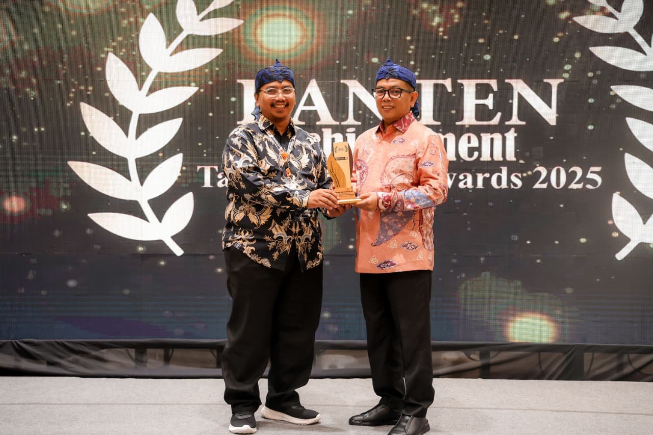 Andra Soni Terima Penghargaan Tangerang Pos Award, Ajak Pers Bangun Banten Lewat Literasi