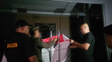 Satuan Polisi Pamong Praja (Satpol PP) Kota Tangerang Selatan menggelar razia minuman keras (miras) di sejumlah titik pada Rabu dini hari (15/10/2025)