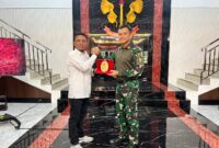Pertemuan hangat dalam suasana penuh kekeluargaan dan semangat kebangsaan.Ketua Persatuan Wartawan Indonesia (PWI) Provinsi Banten Rian Nopandra dan Brigjen TNI Raden Nashrul Fathurrohman.Markas Grup 1 Kopassus di Gedung Serambi Kehormatan, Serang, pada Kamis (16/10/2025).