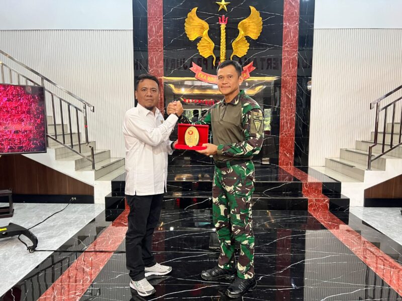 Pertemuan hangat dalam suasana penuh kekeluargaan dan semangat kebangsaan.Ketua Persatuan Wartawan Indonesia (PWI) Provinsi Banten Rian Nopandra dan Brigjen TNI Raden Nashrul Fathurrohman.Markas Grup 1 Kopassus di Gedung Serambi Kehormatan, Serang, pada Kamis (16/10/2025).