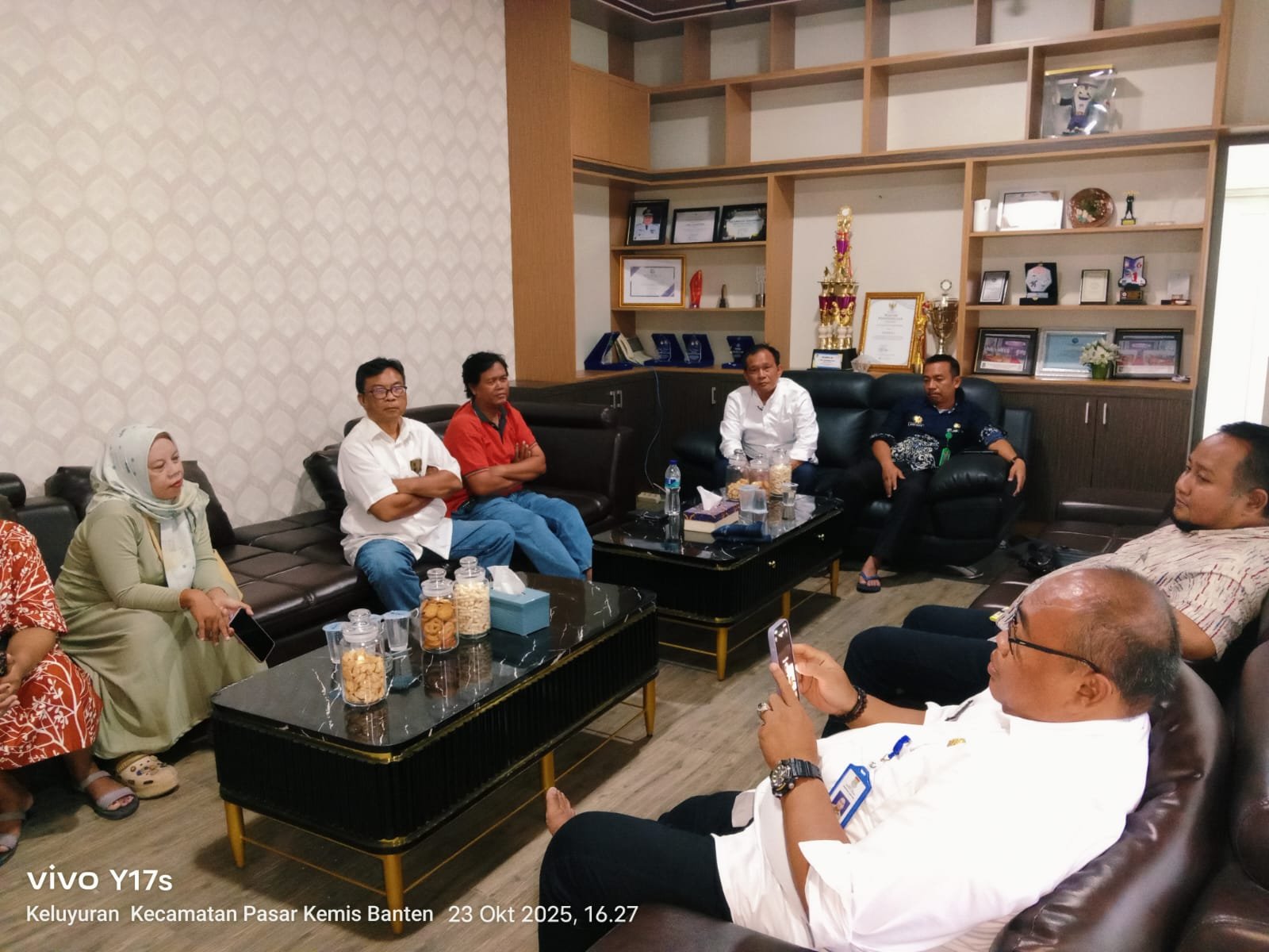 Gegara Bau, Warga Sindang Sari Ngadu Ke Camat Pasar Kemis