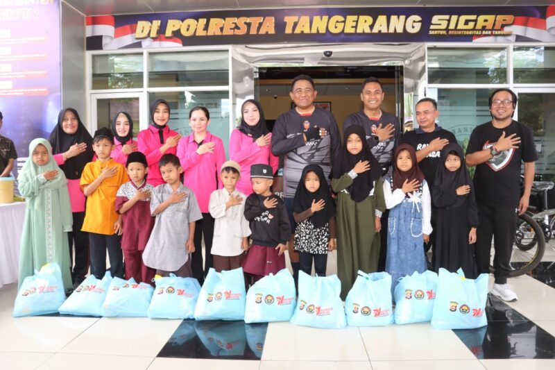 Polresta Tangerang menggelar kegiatan gowes, senam, dan bakti sosial (baksos) santunan anak yatim bareng wartawan, Jumat (24/10/2025). Kegiatan dilaksanakan sebagai bagian dari rangkaian Hari Jadi ke-74 Humas Polri yang mengusung tema 'Polisi Humanis Harapan Masyarakat'.