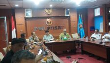 Ketua Umum PWI Pusat Akhmad Munir, didampingi Sekretaris Jenderal Zulmansyah Sekedang selaku Ketua Panitia HPN 2026, serta Bendahara Umum Marthen Selamet Susanto dan jajaran pengurus pusat yang tergabung dalam panitia pelaksana.Rapat persiapan kordinasi awal penyelenggaraan HPN 2026 yang digelar di Jakarta, Jumat (24/10/2025) di Ruang Pleno Kantor PWI Pusat, Jakarta
