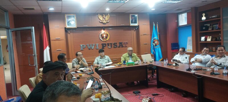 Ketua Umum PWI Pusat Akhmad Munir, didampingi Sekretaris Jenderal Zulmansyah Sekedang selaku Ketua Panitia HPN 2026, serta Bendahara Umum Marthen Selamet Susanto dan jajaran pengurus pusat yang tergabung dalam panitia pelaksana.Rapat persiapan kordinasi awal penyelenggaraan HPN 2026 yang digelar di Jakarta, Jumat (24/10/2025) di Ruang Pleno Kantor PWI Pusat, Jakarta
