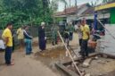 Serda Sugeng Riyadi Babinsa Desa Sukamanah, Koramil 12/Rajeg, Kodim 0510/Trs hadir di tengah - tengah warga memediasi perselisihan warga. Mediasi dilakukan di Kampung Gembong Sageng RT 006/016 Desa Sukamanah, Kecamatan Rajeg, Kabupaten Tangerang, Sabtu (25/10/2025).