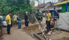 Serda Sugeng Riyadi Babinsa Desa Sukamanah, Koramil 12/Rajeg, Kodim 0510/Trs hadir di tengah - tengah warga memediasi perselisihan warga. Mediasi dilakukan di Kampung Gembong Sageng RT 006/016 Desa Sukamanah, Kecamatan Rajeg, Kabupaten Tangerang, Sabtu (25/10/2025).